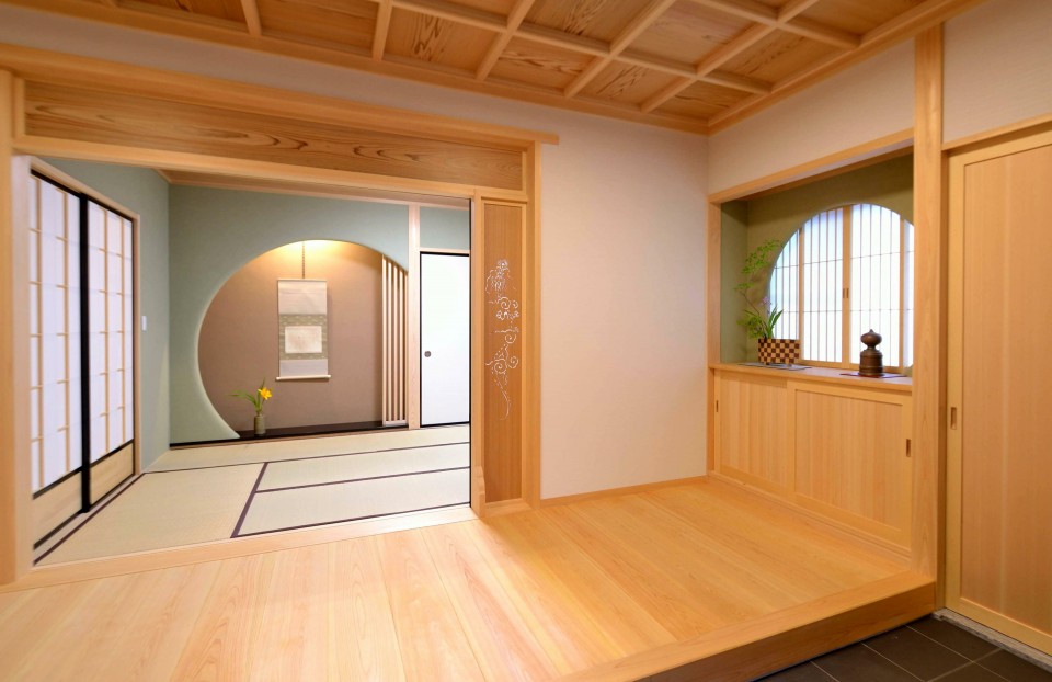 日本の「木」を使い「匠」が造る和風住宅の設計｜菅野企画設計 実績ギャラリー | 玄関と客間は品格のある格天井 四世代が同居する和風二世帯住宅