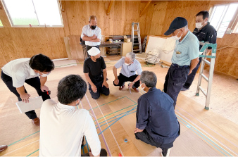 屋根や軒反りの原寸図をチェックする