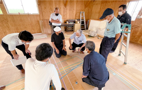 屋根や軒反りの原寸図をチェックする