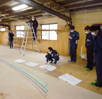 本堂の軒反りを原寸で検査