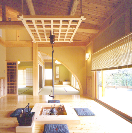 囲炉裏でくつろぐ和風住宅