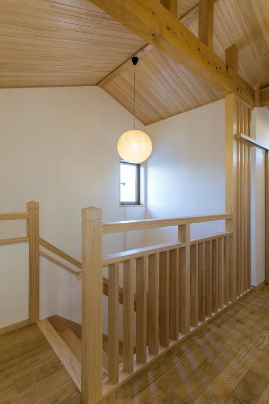 階段の段板には桧板を使用。 壁は漆喰の塗壁に、天井は桧上小節板貼。