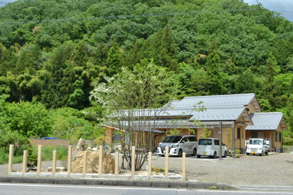 里山まで続く、雄大な敷地です。