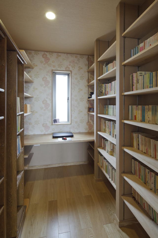 読書好きな奥様の希望を叶えた、本棚に囲まれた書斎。