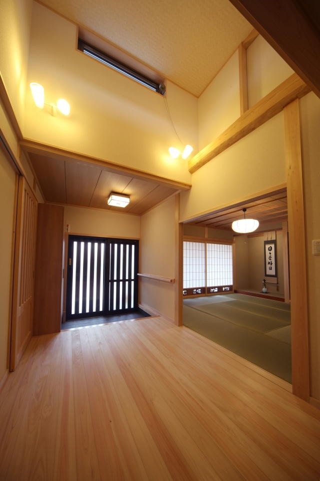 両親宅の玄関は廊下状の7帖の広さ。仏間を兼ねた8畳の和室が隣接しています。